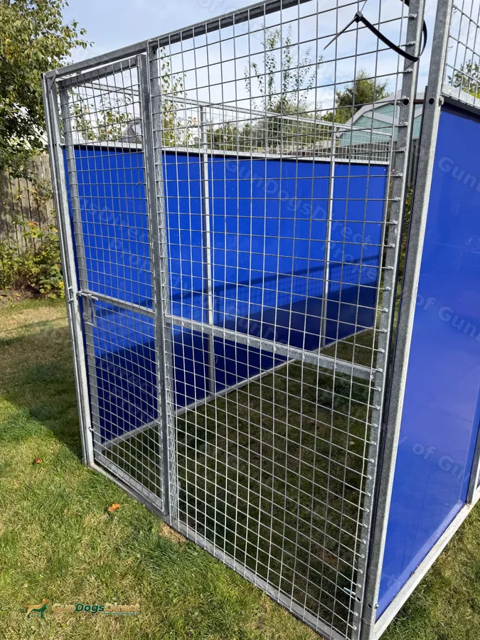 Block of 6 kennel panels with raised dog beds
